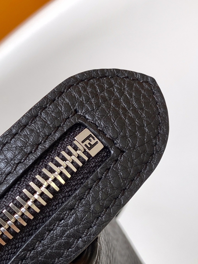 フェンディバッグ着用イメージ